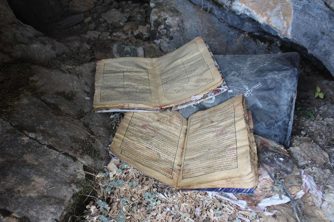 Halk, Cumhuriyetin ilk yıllarında Kur'an'larını mağarada saklıyordu Halk, Cumhuriyetin ilk yıllarında Kur'an'larını mağarada saklıyordu
